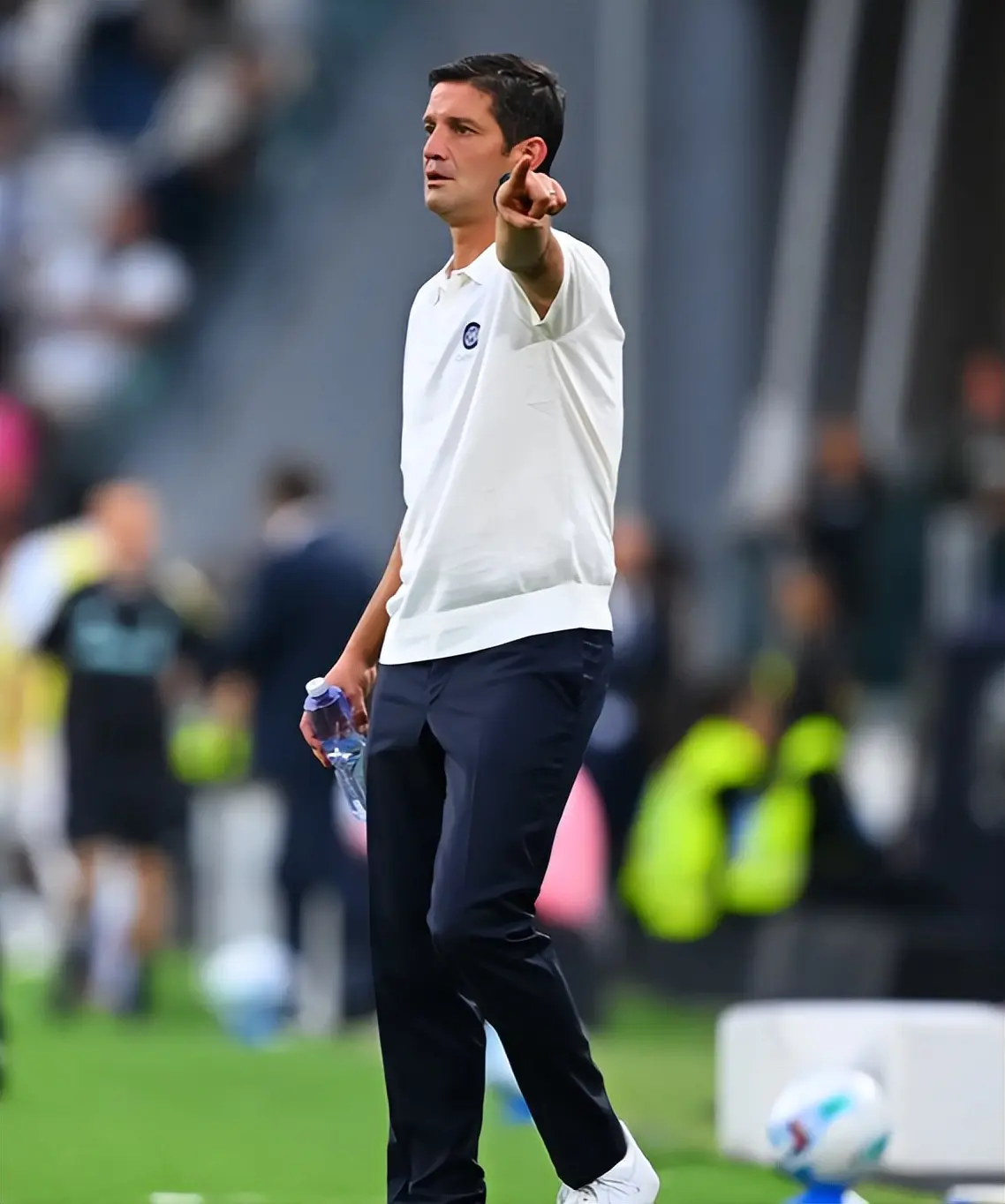 并公开为他, 万欧 并公开为他, 万欧